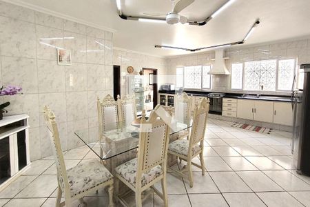 Casa de condomínio à venda com 590m², 4 quartos e 6 vagas Casa de condomínio à venda com 590m², 4 quartos e 6 vagasCozinha