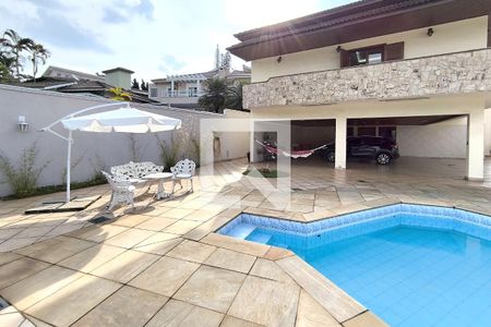 Casa de condomínio à venda com 590m², 4 quartos e 6 vagas Casa de condomínio à venda com 590m², 4 quartos e 6 vagasÁrea Externa