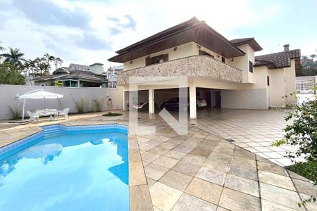 Casa de condomínio à venda com 590m², 4 quartos e 6 vagas Casa de condomínio à venda com 590m², 4 quartos e 6 vagasÁrea Externa