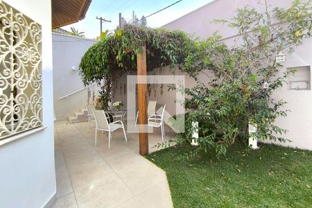 Casa de condomínio à venda com 590m², 4 quartos e 6 vagas Casa de condomínio à venda com 590m², 4 quartos e 6 vagasÁrea Externa