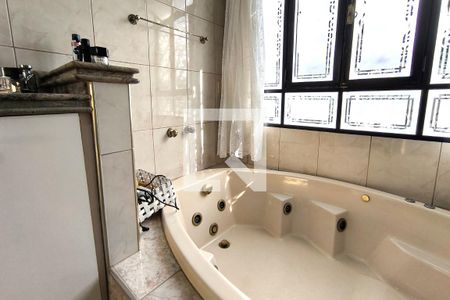 Casa de condomínio à venda com 590m², 4 quartos e 6 vagas Casa de condomínio à venda com 590m², 4 quartos e 6 vagasBanheiro da Suíte