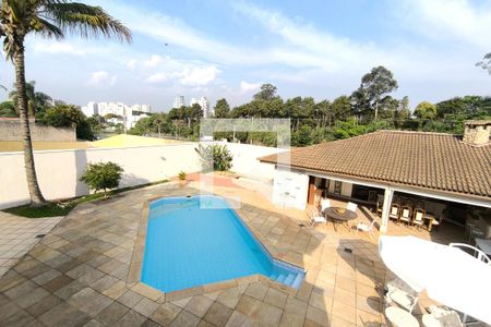 Casa de condomínio à venda com 590m², 4 quartos e 6 vagas Casa de condomínio à venda com 590m², 4 quartos e 6 vagasÁrea Externa