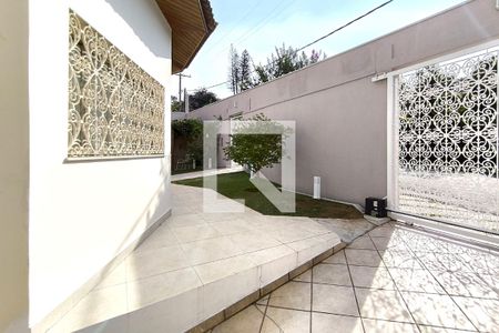 Casa de condomínio à venda com 590m², 4 quartos e 6 vagas Casa de condomínio à venda com 590m², 4 quartos e 6 vagasÁrea Externa