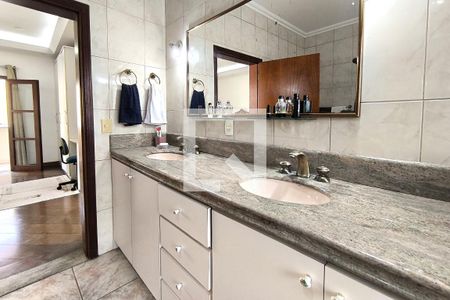 Casa de condomínio à venda com 590m², 4 quartos e 6 vagas Casa de condomínio à venda com 590m², 4 quartos e 6 vagasBanheiro da Suíte