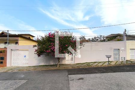 Casa de condomínio à venda com 590m², 4 quartos e 6 vagas Casa de condomínio à venda com 590m², 4 quartos e 6 vagasFachada