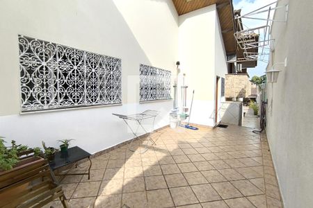 Casa de condomínio à venda com 590m², 4 quartos e 6 vagas Casa de condomínio à venda com 590m², 4 quartos e 6 vagasÁrea Externa