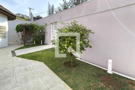 Casa de condomínio à venda com 590m², 4 quartos e 6 vagas Casa de condomínio à venda com 590m², 4 quartos e 6 vagasÁrea Externa