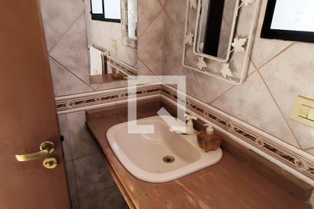 Casa de condomínio à venda com 590m², 4 quartos e 6 vagas Casa de condomínio à venda com 590m², 4 quartos e 6 vagasEdícula