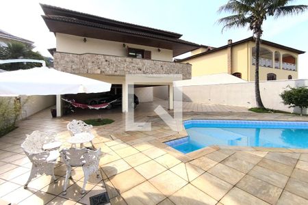 Casa de condomínio à venda com 590m², 4 quartos e 6 vagas Casa de condomínio à venda com 590m², 4 quartos e 6 vagasÁrea Externa