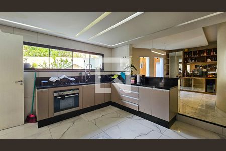 Casa à venda com 714m², 6 quartos e 4 vagas Casa à venda com 714m², 6 quartos e 4 vagasCozinha