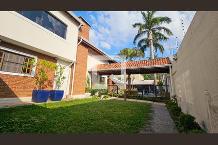 Casa à venda com 714m², 6 quartos e 4 vagas Casa à venda com 714m², 6 quartos e 4 vagasQuintal