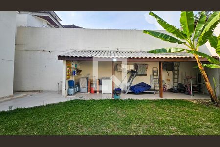 Casa à venda com 714m², 6 quartos e 4 vagas Casa à venda com 714m², 6 quartos e 4 vagasQuintal