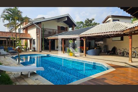 Casa à venda com 714m², 6 quartos e 4 vagas Casa à venda com 714m², 6 quartos e 4 vagasPiscina