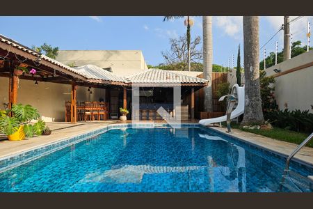 Casa à venda com 714m², 6 quartos e 4 vagas Casa à venda com 714m², 6 quartos e 4 vagasPiscina