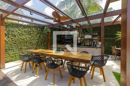 Casa de condomínio à venda com 505m², 4 quartos e 4 vagas Casa de condomínio à venda com 505m², 4 quartos e 4 vagasQuintal