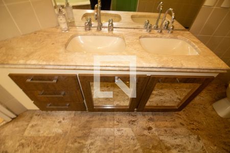 Apartamento à venda com 198m², 4 quartos e 3 vagasBanheiro da Suíte 4