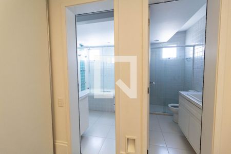 Apartamento para alugar com 366m², 4 quartos e 6 vagasBanheiros da Suite 3
