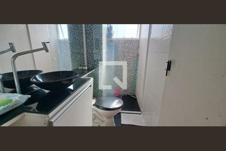 Banheiro de apartamento para alugar com 2 quartos, 42m² em Jardim do Lago, Osasco
