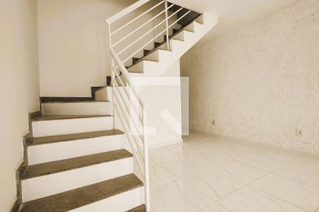 Sala de casa de condomínio para alugar com 4 quartos, 250m² em Pechincha, Rio de Janeiro