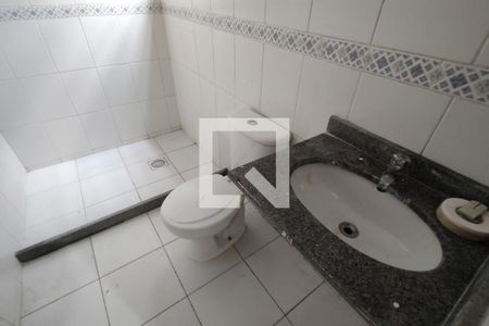 Casa de condomínio para alugar com 250m², 4 quartos e 1 vaga Casa de condomínio para alugar com 250m², 4 quartos e 1 vagaBanheiro da Suíte 2