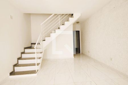 Sala de casa de condomínio para alugar com 4 quartos, 250m² em Pechincha, Rio de Janeiro