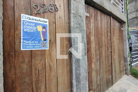 Casa de condomínio para alugar com 250m², 4 quartos e 1 vaga Casa de condomínio para alugar com 250m², 4 quartos e 1 vagaFachada e placa