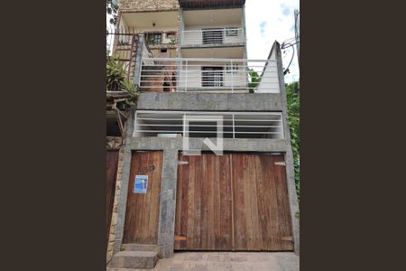 Casa de condomínio para alugar com 250m², 4 quartos e 1 vagaFachada e placa