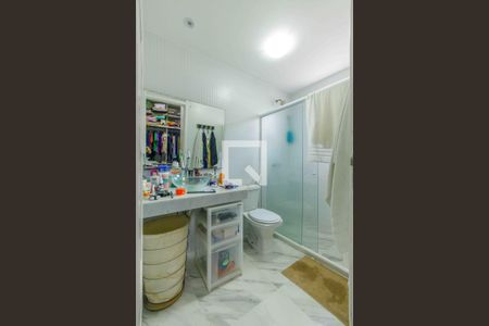 Casa de condomínio à venda com 1250m², 4 quartos e 6 vagas Casa de condomínio à venda com 1250m², 4 quartos e 6 vagasBanheiro da Suíte 2