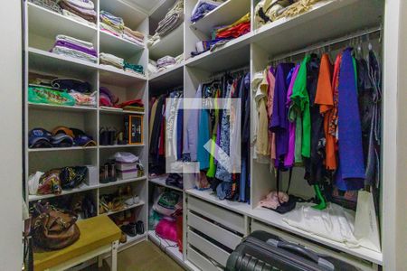 Casa de condomínio à venda com 1250m², 4 quartos e 6 vagas Casa de condomínio à venda com 1250m², 4 quartos e 6 vagasCloset da Suíte 2