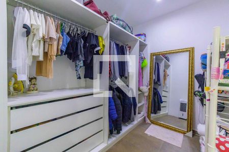 Casa de condomínio à venda com 1250m², 4 quartos e 6 vagas Casa de condomínio à venda com 1250m², 4 quartos e 6 vagasCloset da Suíte 1