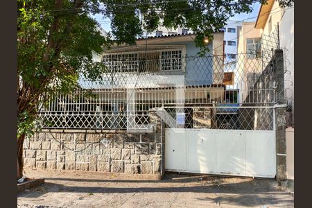 Casa à venda com 399m², 3 quartos e 2 vagas Casa à venda com 399m², 3 quartos e 2 vagasFachada