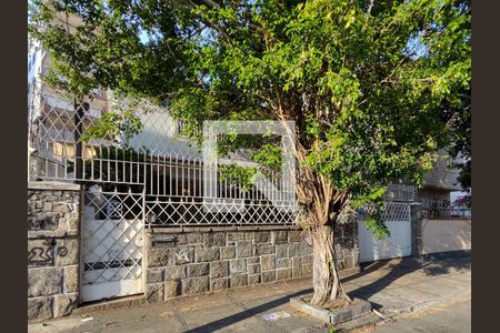 Casa à venda com 399m², 3 quartos e 2 vagas Casa à venda com 399m², 3 quartos e 2 vagasFachada