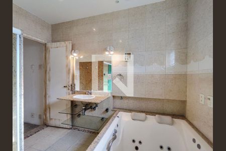 Casa à venda com 399m², 3 quartos e 2 vagas Casa à venda com 399m², 3 quartos e 2 vagasBanheiro da Suíte