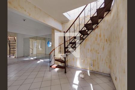 Casa à venda com 399m², 3 quartos e 2 vagas Casa à venda com 399m², 3 quartos e 2 vagasEscada 2