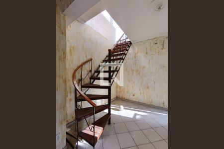 Casa à venda com 399m², 3 quartos e 2 vagas Casa à venda com 399m², 3 quartos e 2 vagasEscada 2