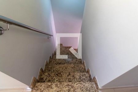 Casa à venda com 130m², 3 quartos e 2 vagas Casa à venda com 130m², 3 quartos e 2 vagasEscada