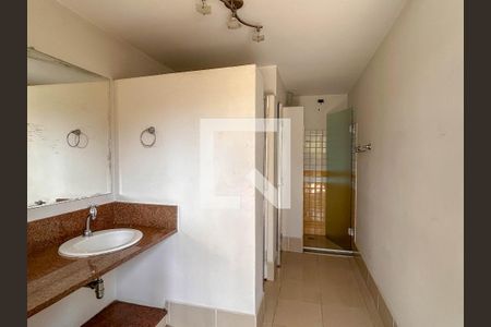 Casa à venda com 760m², 4 quartos e 5 vagasBanheiro externo - Piscina