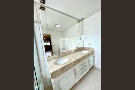 Apartamento para alugar com 274m², 4 quartos e 3 vagas Apartamento para alugar com 274m², 4 quartos e 3 vagasBanheiro da Suíte 2