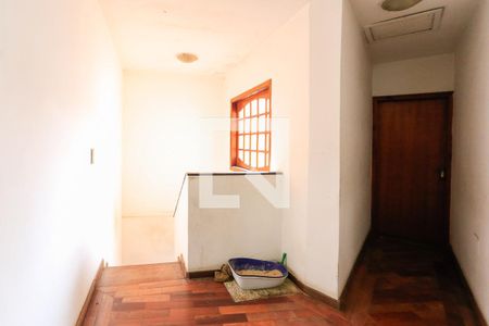 Casa à venda com 230m², 4 quartos e 4 vagas Casa à venda com 230m², 4 quartos e 4 vagasEscada