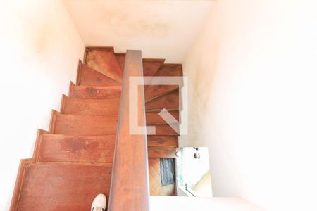 Casa à venda com 230m², 4 quartos e 4 vagas Casa à venda com 230m², 4 quartos e 4 vagasEscada