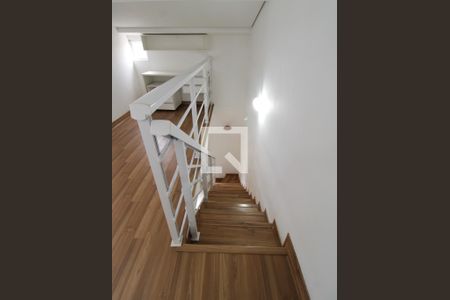 Escada de casa de condomínio para alugar com 2 quartos, 82m² em Vila Dom Pedro Ii, São Paulo