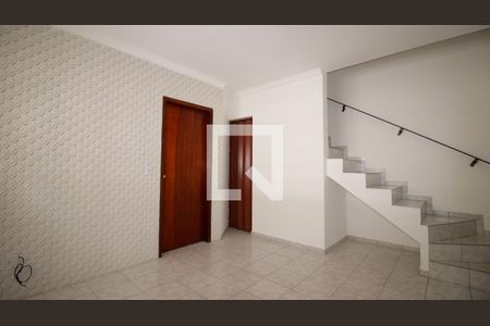 Sala de casa para alugar com 2 quartos, 130m² em Vila Olinda, São Paulo
