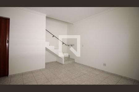Sala de casa para alugar com 2 quartos, 130m² em Vila Olinda, São Paulo