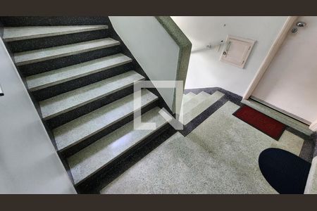 Apartamento para alugar com 70m², 2 quartos e 1 vagaEscada