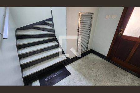 Apartamento para alugar com 70m², 2 quartos e 1 vagaEscada