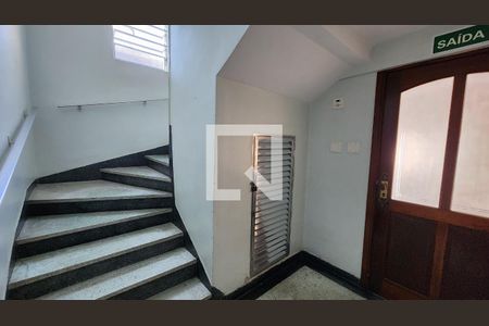Apartamento para alugar com 70m², 2 quartos e 1 vagaEscada
