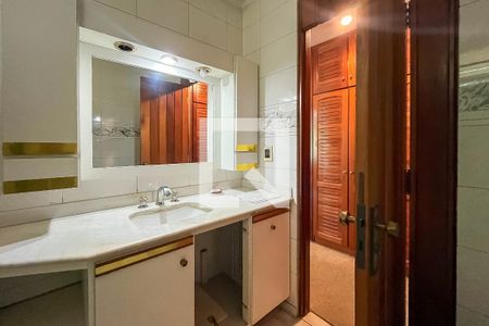 Casa à venda com 432m², 4 quartos e 6 vagasBanheiro Suíte 2