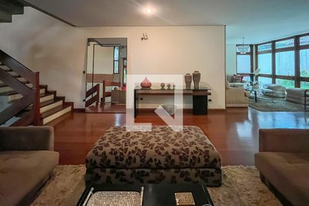 Casa à venda com 432m², 4 quartos e 6 vagasSala