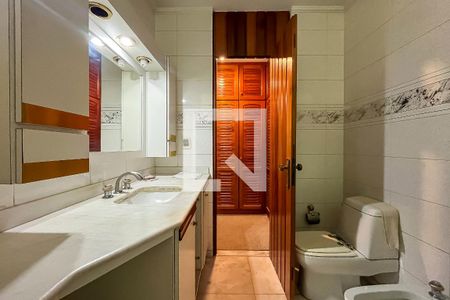 Casa à venda com 432m², 4 quartos e 6 vagasBanheiro Suíte 2