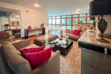 Casa à venda com 432m², 4 quartos e 6 vagasSala